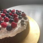 Sjokoladekake med rabarbraskum